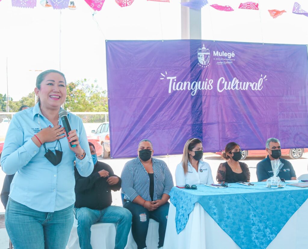 Alcaldesa de Mulegé dirigiendo su mensaje a las y los asistentes del 2do tianguis cultural en la comunidad de Vizcaíno.