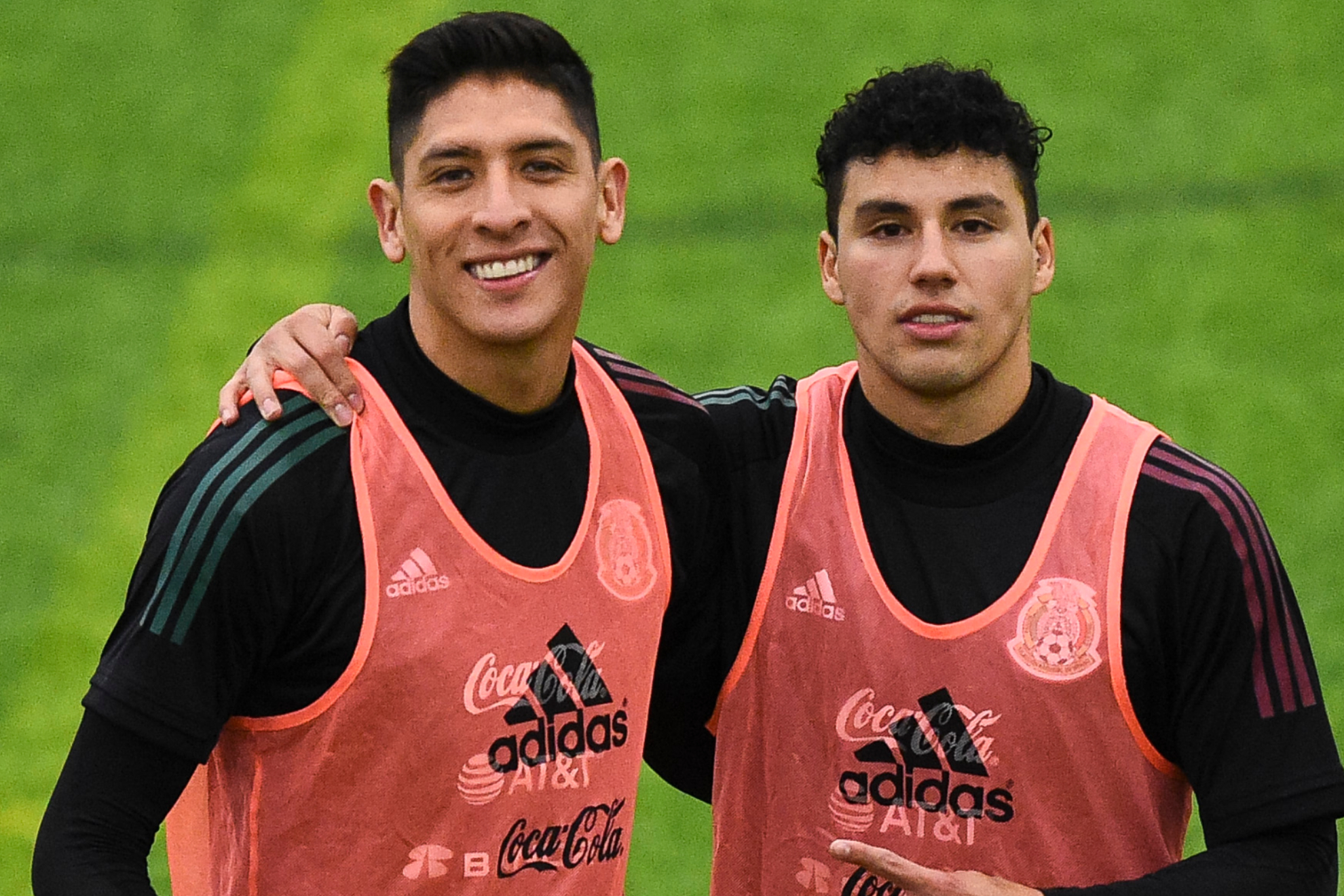 VÍDEO: Edson Álvarez da emotiva bienvenida a Jorge Sánchez al Ajax