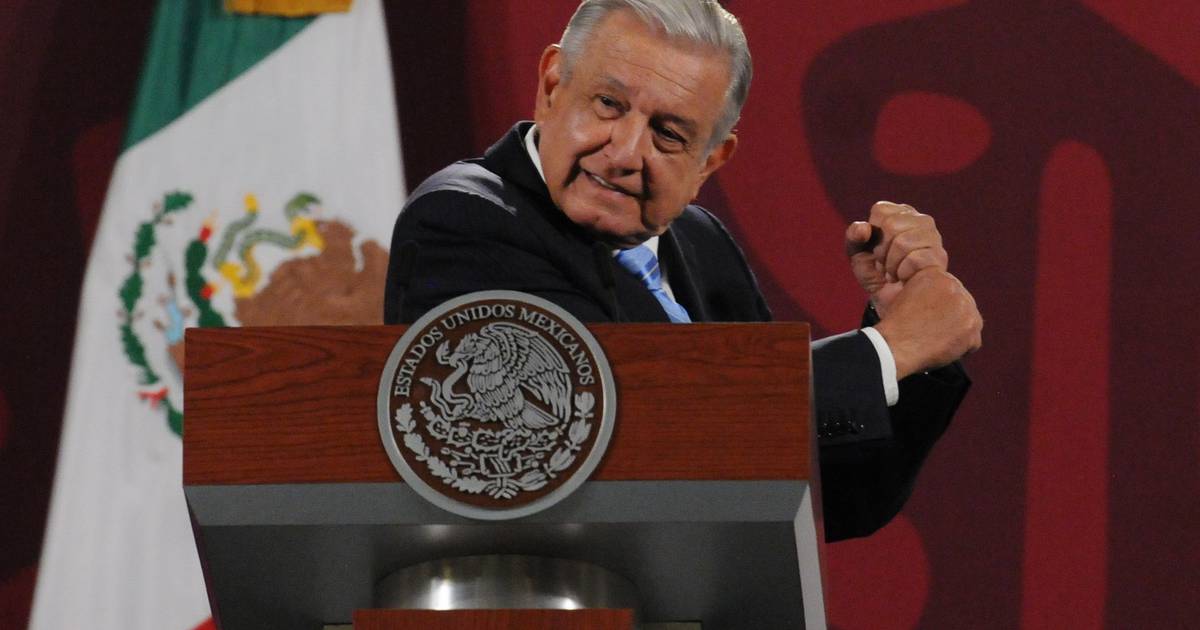 AMLO responde a los gritos que le hizo una mujer en un avión comercial rumbo Mérida