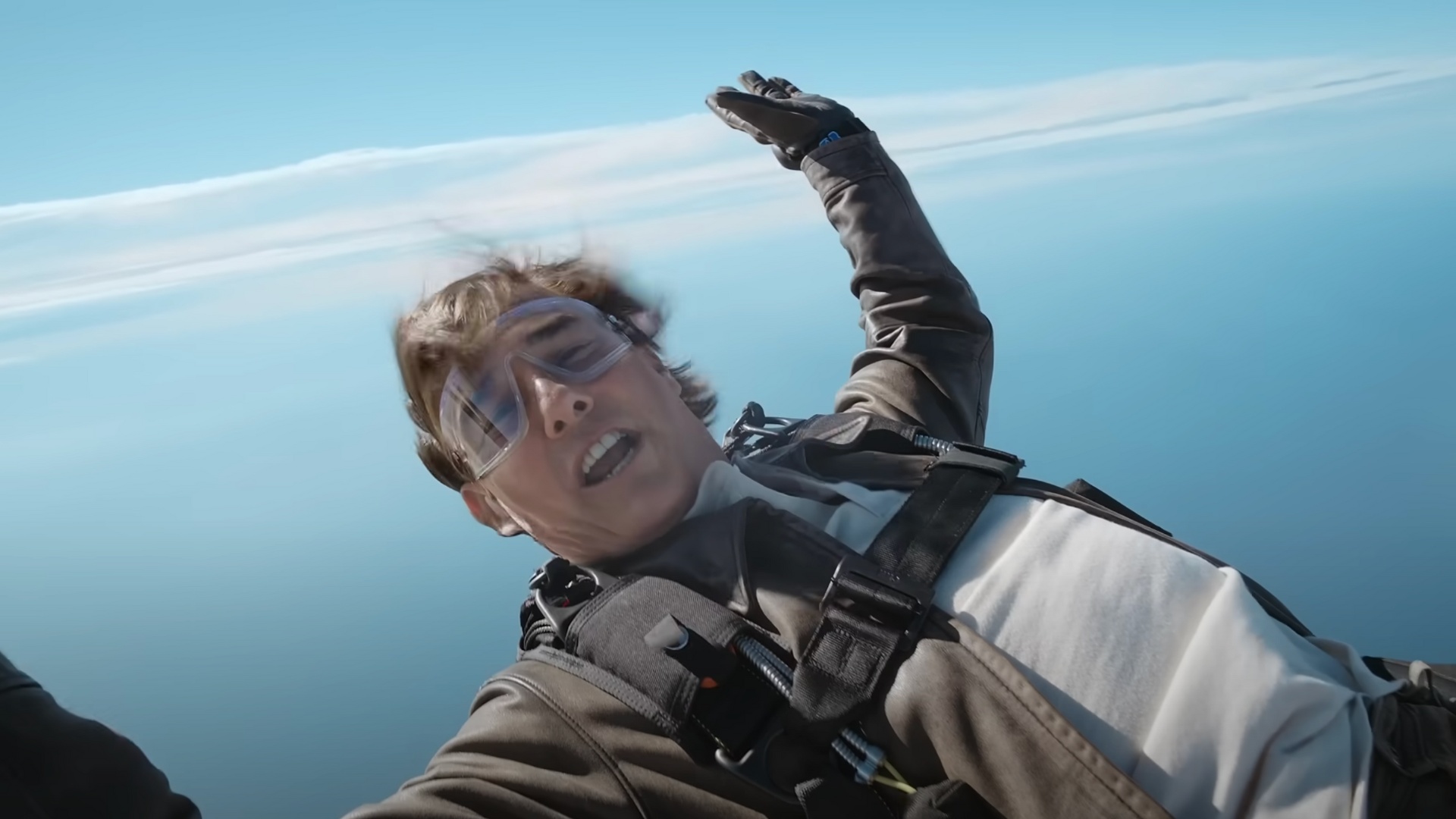 Para celebrar los logros de Top Gun Maverick y desear a los fans felices fiestas, Tom hizo lo que le sale mejor: poner en riego su vida.