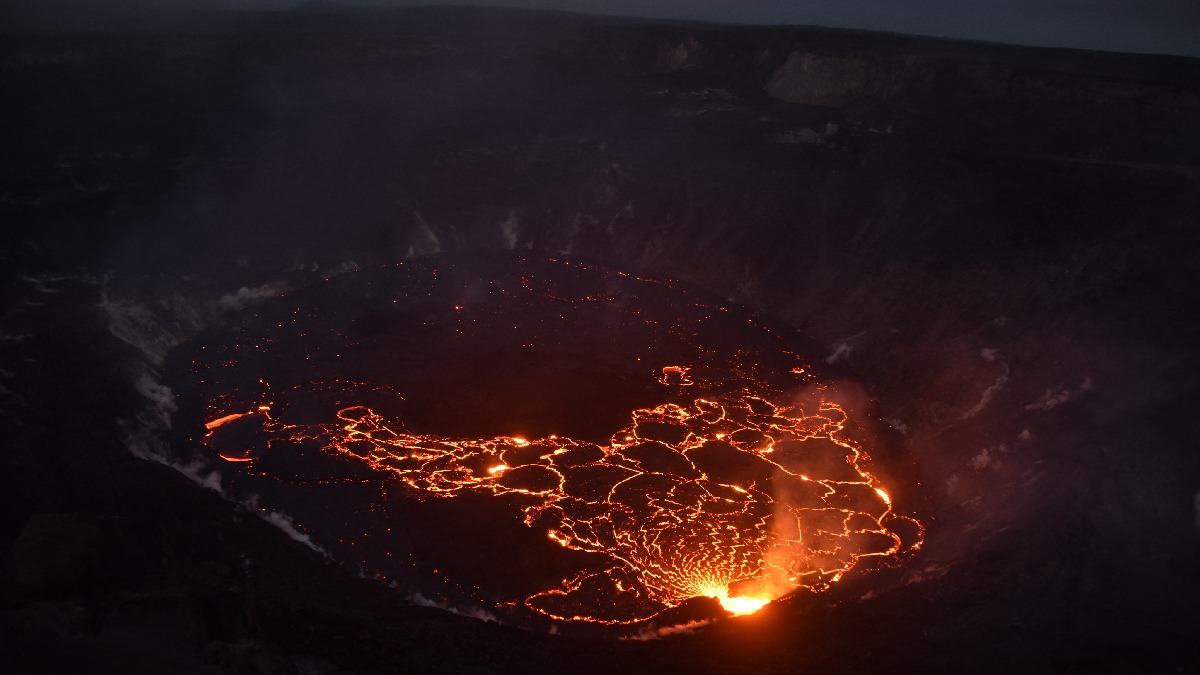 Luego de un mes de calma, volcán Kilauea en Hawái entra en erupción