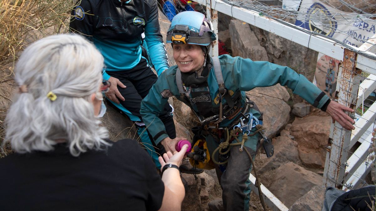 Mujer española pasa 500 días aislada en una cueva en dos tandas; tenía libros, y cámaras para grabar su experiencia