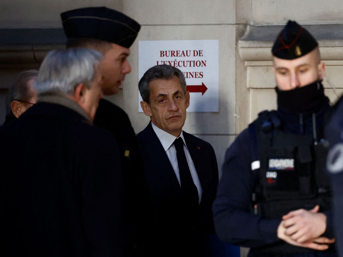 Condenan a expresidente Sarkozy a tres años de cárcel por corrupción