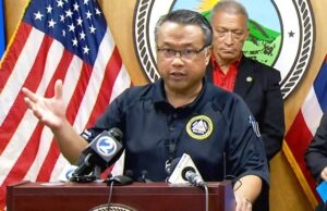El principal funcionario de emergencias de Maui está fuera después de no hacer sonar las sirenas cuando se acercaban los incendios
