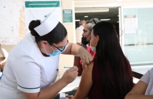 Vacunación COVID disponible en Centros de Salud para personas de 18 años y más