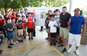 Anuncia Milena Quiroga rehabilitación del campo de béisbol en Agua Amarga
