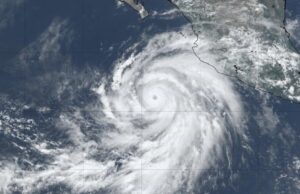 Huracán Hilary se degrada a categoría 2; pero sigue afectado a México