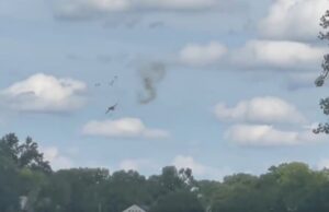 Jet se estrella contra edificio en EU; pilotos logran salir