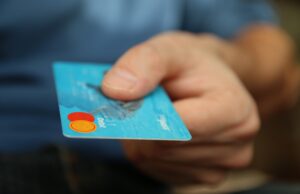 ¿Te cobraron comisión por pagar con tarjeta? Profeco advierte de esta práctica indebida