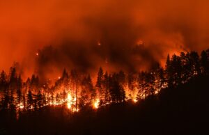 Duplican vuelos de evacuación en Canadá por incendio forestal en el norte