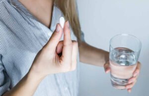 FDA aprueba por primera vez píldora para la depresión posparto