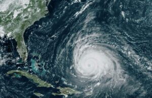 El huracán Lee azota las Bermudas antes de golpear la costa de Nueva Inglaterra y el Atlántico canadiense