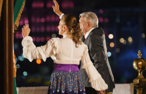 ¡Viva el amor! ¡Muera la corrupción! AMLO da Grito de Independencia