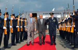 AMLO llega a Cali, Colombia a conferencia Latinoamericana y del Caribe sobre drogas