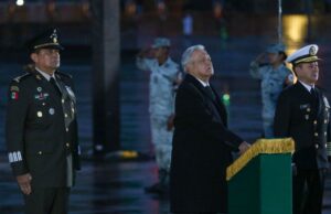 AMLO encabeza la ceremonia de izamiento de bandera en memoria de víctimas de los sismos de 1985 y 2017