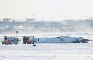 Vídeo dramático muestra el momento en que el avión de Delta volcó después de aterrizar en Toronto