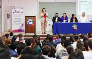 Socializan con universitarios iniciativa de reforma de eliminación de fuero constitucional
