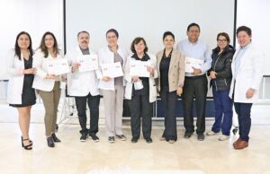 Reconoce el Gobierno del Estado a médicos que desempeñan labores docentes en el Hospital Salvatierra