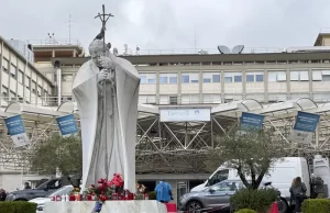 Seguidores se reúnen afuera del hospital donde el papa Francisco está recibiendo tratamiento