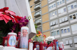 “Pasó una noche tranquila y se levantó”; el Papa Francisco sigue hospitalizado