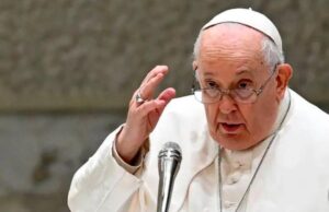 El papa Francisco ha leído y firmado documentos en el hospital, dice fuente del Vaticano