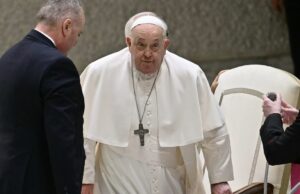 El papa Francisco no está postrado en una cama, pero su condición sigue siendo crítica, dice una fuente del Vaticano