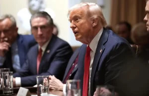 Trump dice que los aranceles a México y Canadá entrarán en vigor el 4 de marzo y amenaza con duplicar los aranceles a China