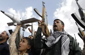 En Yemen, los hutíes prometen represalias tras los mortíferos ataques estadounidenses