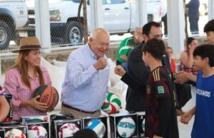 Entrega Víctor Castro, rehabilitación de cancha pública en San Antonio