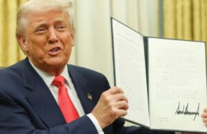 Trump firma decretos para aplazar aranceles a productos de México y Canadá hasta abril
