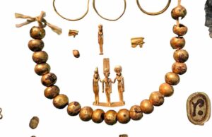 Encuentran en Egipto joyas y amuletos de oro con 2 mil 600 años de antigüedad