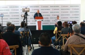 Se reúne el gobernador Víctor Castro con representantes de medios locales