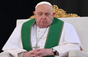 Papa Francisco recibe tratamiento de fisioterapia tras pasar otra noche “tranquila” en hospital