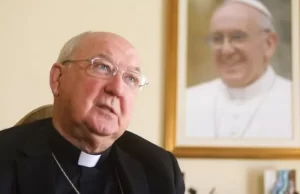 ¿Quién es el cardenal camarlengo que lidera el Vaticano tras la muerte del papa?