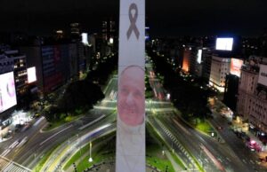 El Obelisco de Buenos Aires se ilumina con la imagen del Papa Francisco tras su muerte
