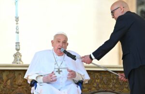 Papa Francisco aparece por sorpresa en la plaza de San Pedro: “buen domingo a todos, muchas gracias”