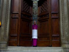 Cierran puertas de la Capilla Sixtina; cardenales inician votación para elegir nuevo Papa