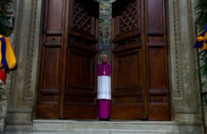 Cierran puertas de la Capilla Sixtina; cardenales inician votación para elegir nuevo Papa