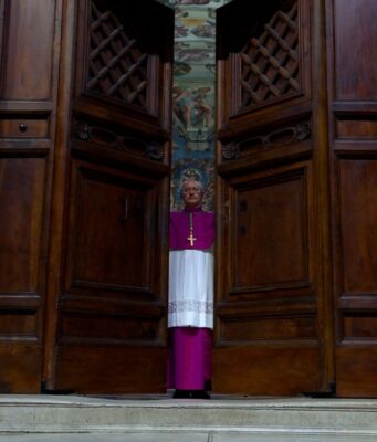 Cierran puertas de la Capilla Sixtina; cardenales inician votación para elegir nuevo Papa