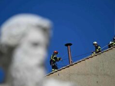 Colocan en la Capilla Sixtina la chimenea de la fumata para el cónclave