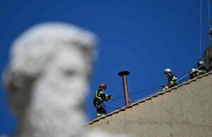 Colocan en la Capilla Sixtina la chimenea de la fumata para el cónclave