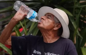 ¿Cuánta agua tomar debes tomar en una ola de calor para evitar deshidratación y otros riesgos?