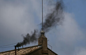 Segunda fumata y es humo negro; los cardenales aún no llegan a un acuerdo para elegir Papa
