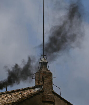 Segunda fumata y es humo negro; los cardenales aún no llegan a un acuerdo para elegir Papa