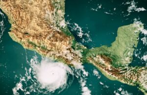 Se forma otro posible ciclón en el Pacífico mientras Alvin sigue golpeando la costa