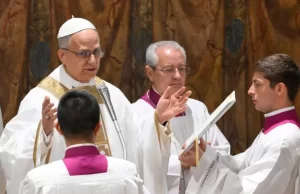 Ante cardenales, en la Capilla Sixtina, celebra León XIV su primera misa como Papa