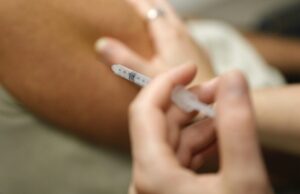 Cofepris alerta por venta de vacunas falsas en redes sociales