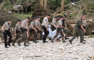 Número de muertos por inundaciones en Texas se eleva a 78; rescatistas buscan a desaparecidos