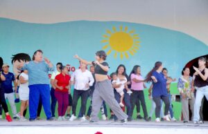 Imparten clase de ritmos latinos en la plaza pública León Cota Collins de Cabo San Lucas