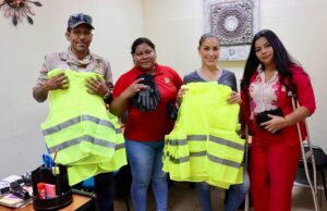 Entregan guantes y chalecos a trabajadores de Parques y Jardines en Cabo San Lucas